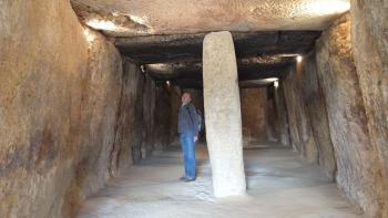 André in der Cueva de Menga bei Antequera, einem Hügelgrab aus der Steinzeit