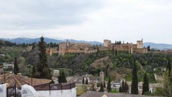 Aussicht auf die Alhambra, im Hintergrund die schneebedeckte Sierra Nevada