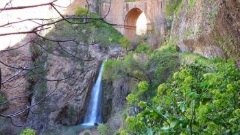 Puente Nuevo Ronda mit Wasserfall