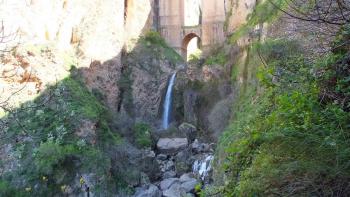 Puente Nuevo Ronda mit Wasserfall