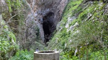 Weg zur Cueva de El Hundidero - Höhleneingang