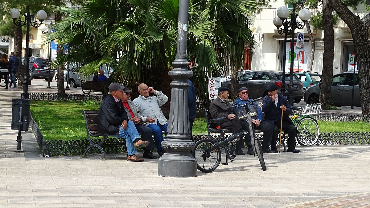 Renterplausch auf der Piazza Principe die Piemonte, Grottaglie