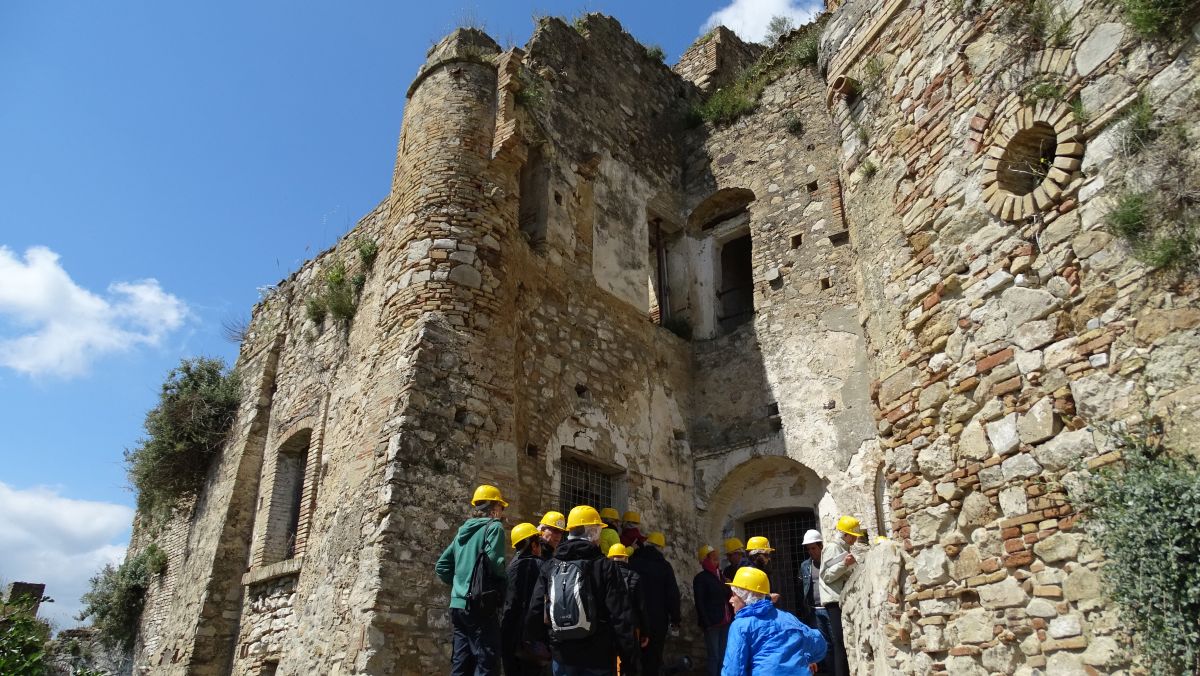 Wanderung durch die Ruinen von Craco