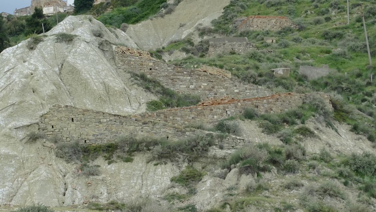 alter Treppenweg hinauf in die Stadt Montalbano Jonico