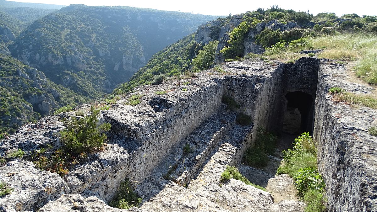 Zugang zu Höhlen in der Steilwand der Schlucht