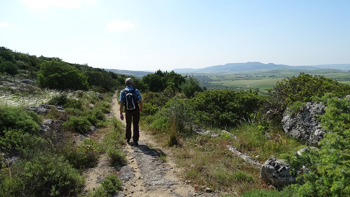 Wandern über der Gravinaschlucht