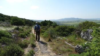 Wandern über der Gravinaschlucht