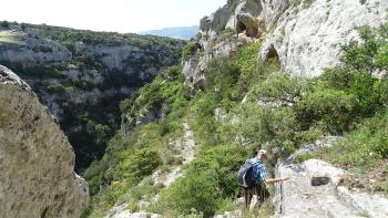 Wandern am Rande der Gravinaschlucht