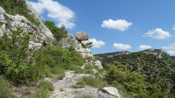 Wandern am Rande der Gravinaschlucht