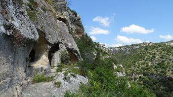 Wandern am Rande der Gravinaschlucht