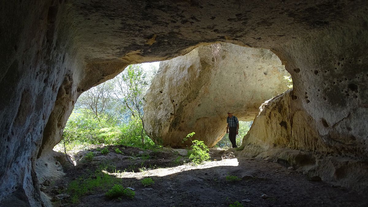 größere Höhlen in der Schluchtwand