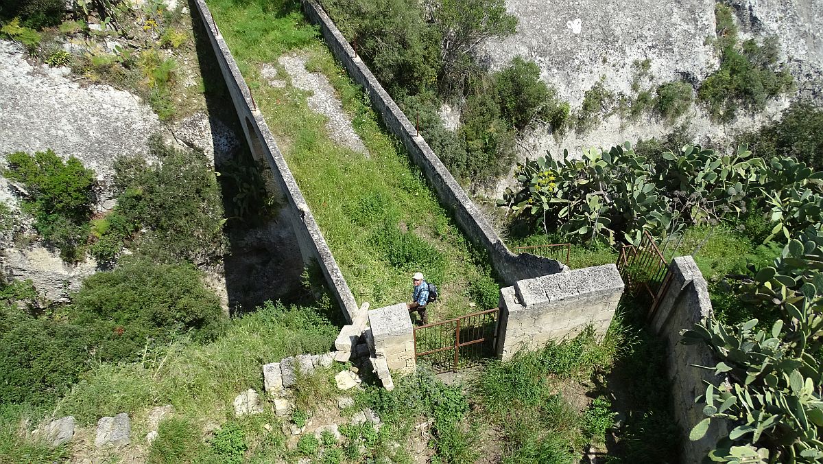 Blick aus der Ruine der Masseria Passarelli auf Brücke über Schlucht