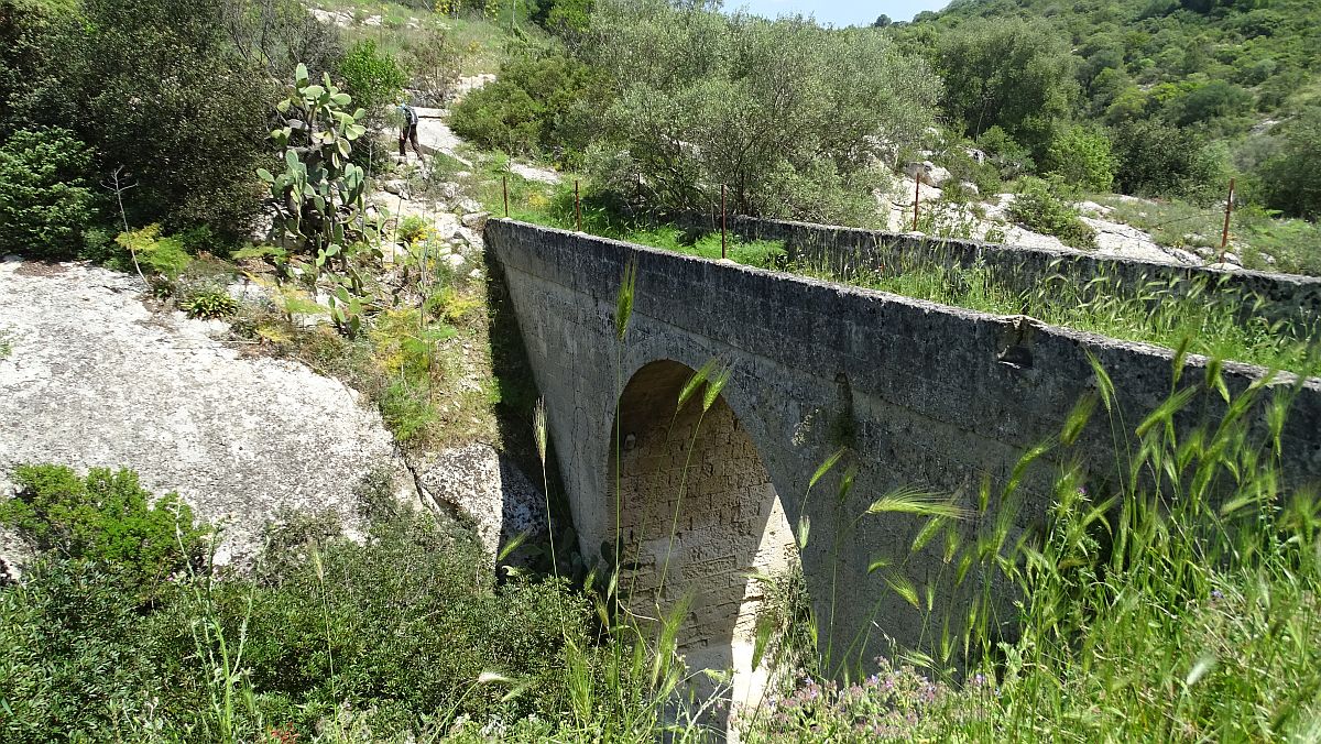 Brücke an der Ruine der Masseria Passarelli