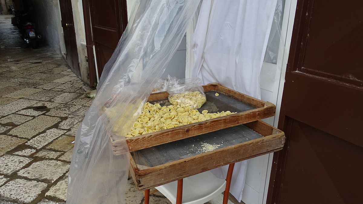 Bari, Hausfrauen verkaufen Orecchiette