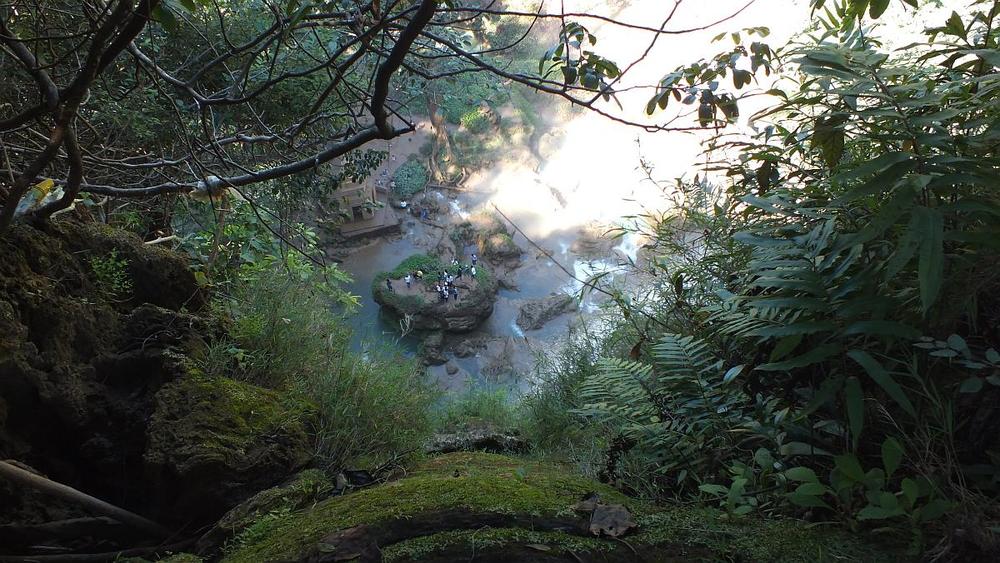 Anisakan Wasserfall- Blick in die gischtige Tiefe