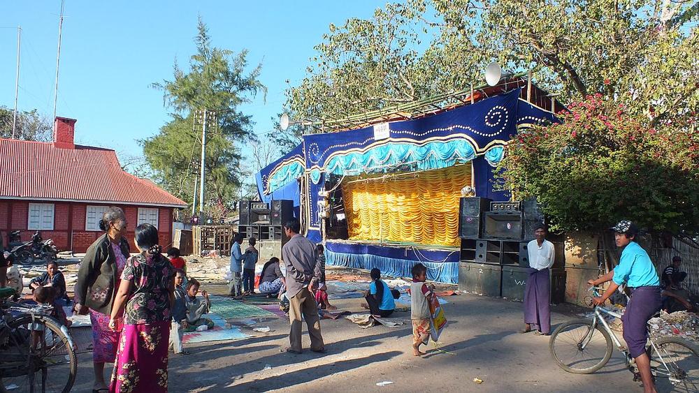  Pyin O Lwin - Straßentheater