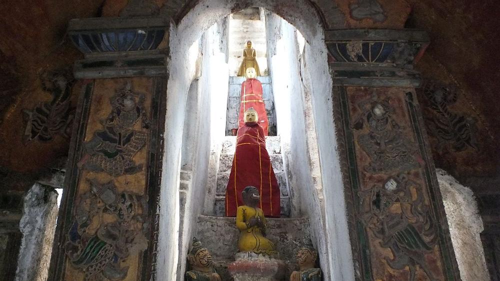 im Innern einer alten Pagode des Holzklosters