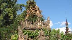 zugewachsene Pagode in Indein