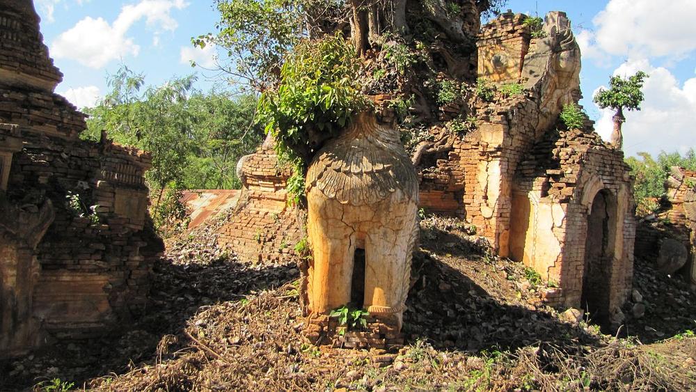 zugewachsene Pagode in Indein