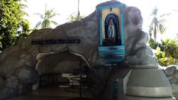 Lourdes-Grotte an einer Kirche unterwegs