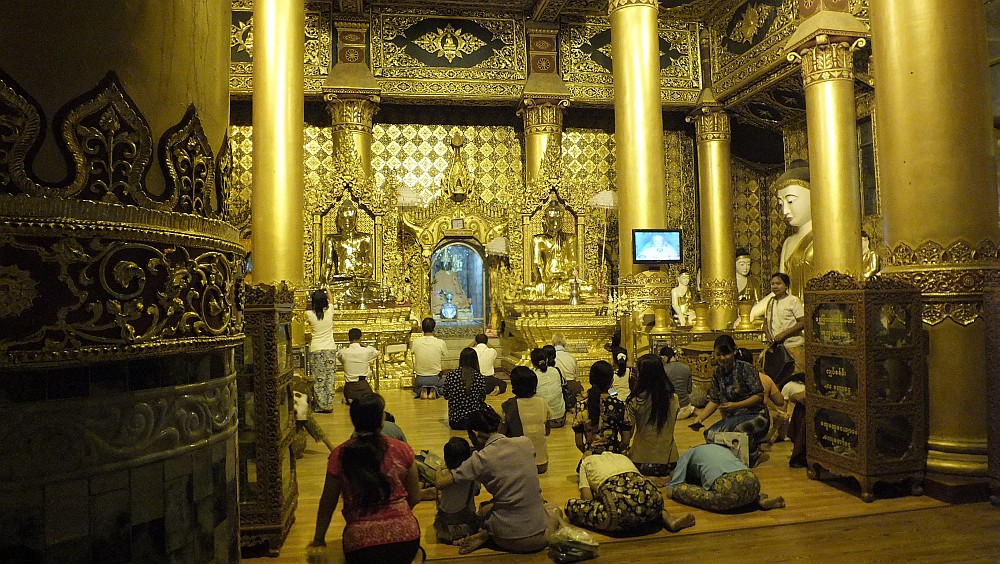 Shwedagon-Pagode, Abendgebet