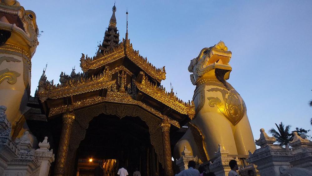 Aufgang zur Shwedagon-Pagode