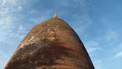 alte Ziegelpagode am Stadtrand von Pyaw