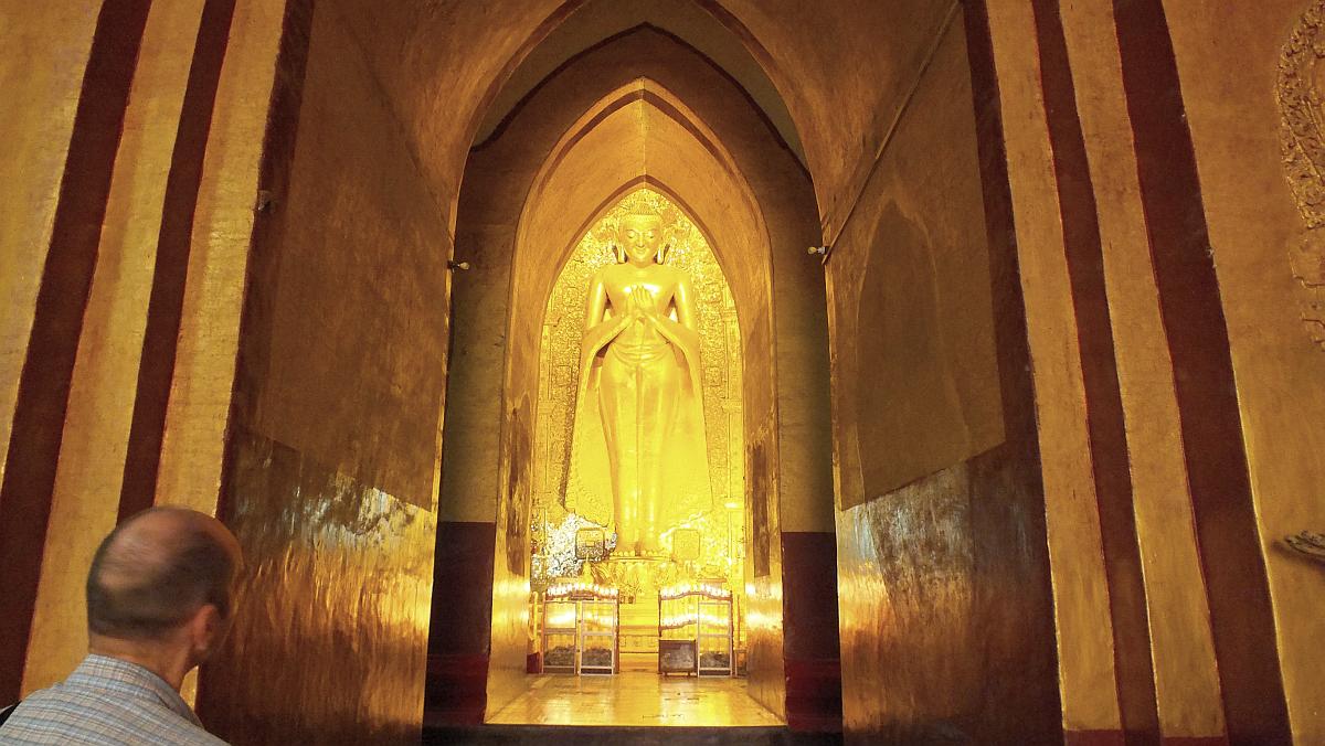 stehender Buddha in einer Pagode