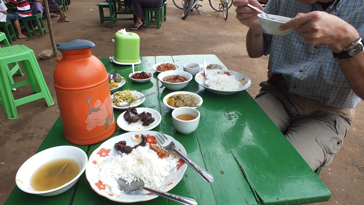 Mittagessen im Straßenrestaurant