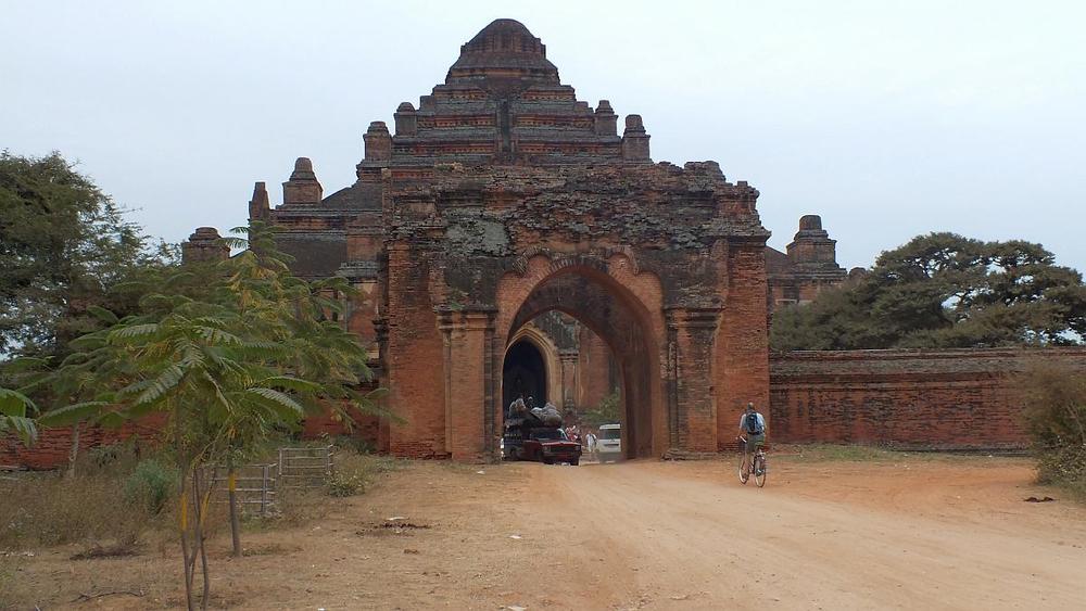 Tor zu größerer Pagode