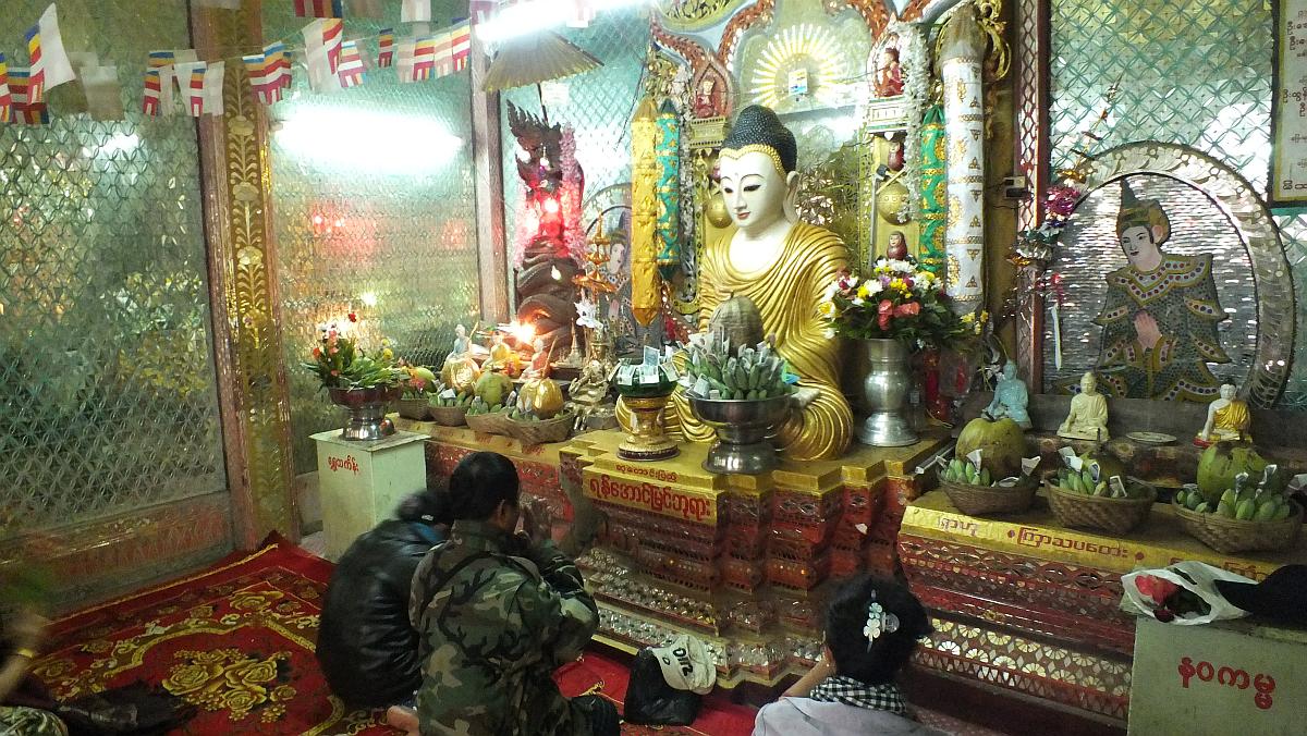 Buddhas gibt auf Mt. Popa natürlich auch, obwohl die Nats die Stars sind