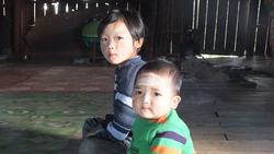 Palaung-Kinder mit Tanaka im Gesicht