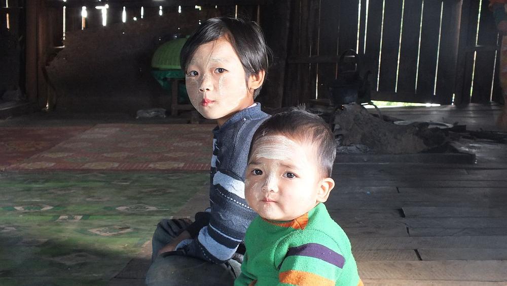 Palaung-Kinder mit Tanaka im Gesicht