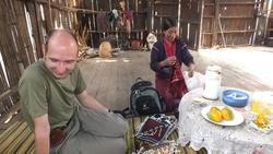 im Palaung-Dorf- André kauft Tasche für Talea