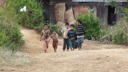 im Palaung-Dorf - freche Jungens