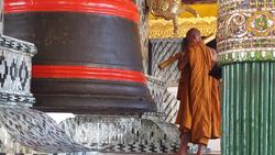 Shwedagon-Pagode, Mönch an Glocke