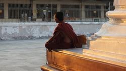 Shwedagon-Pagode, meditierender Mönch