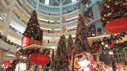 Einkaufszentrum im weihnachtlichen Schmuck