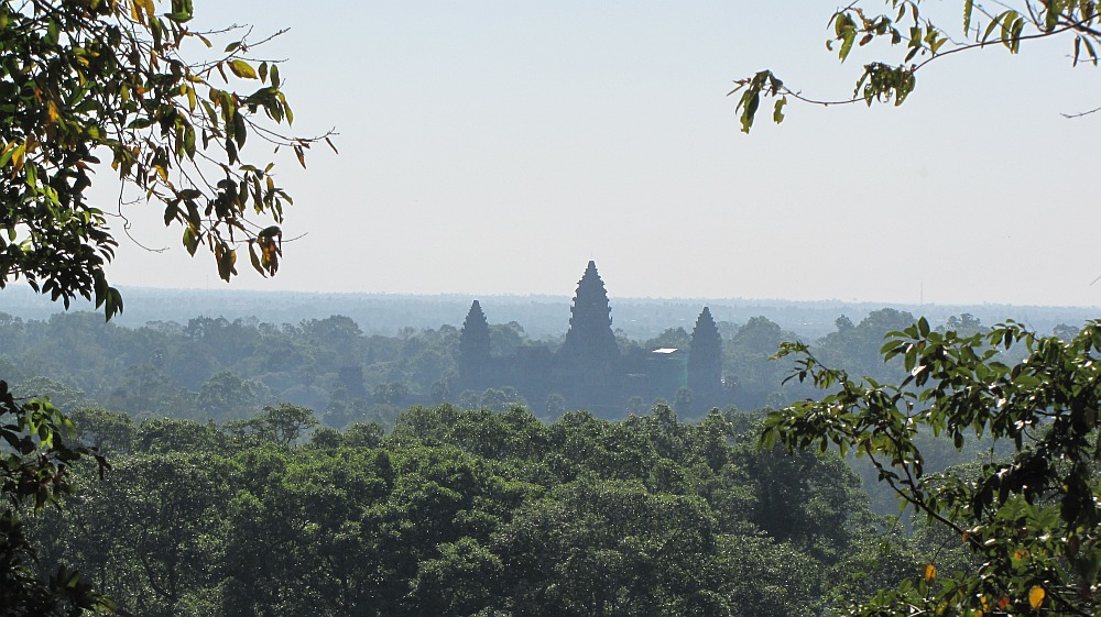 In der Ferne Angkor Wat