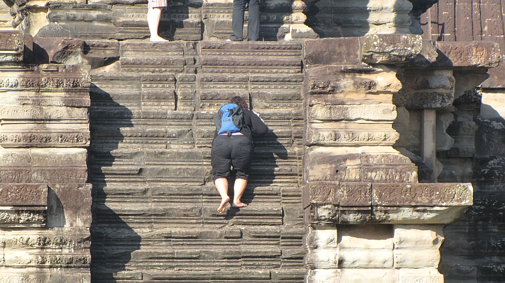 schwieriger Aufstieg auf steilen Treppen