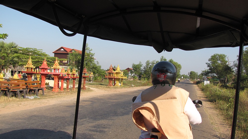 im Tuk-Tuk Richtung Berge