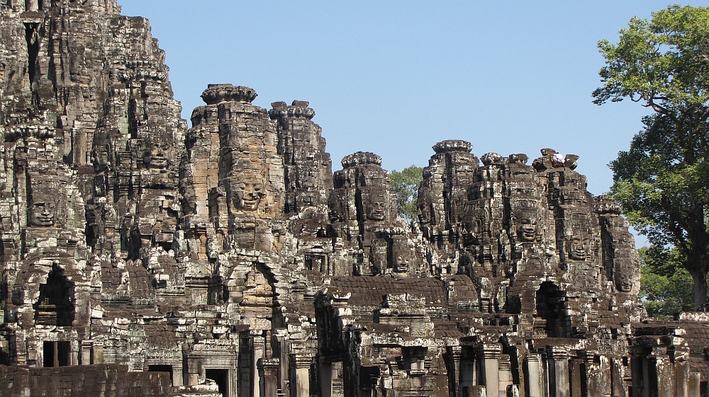 Vorbeifahrt am Bayon-Tempel