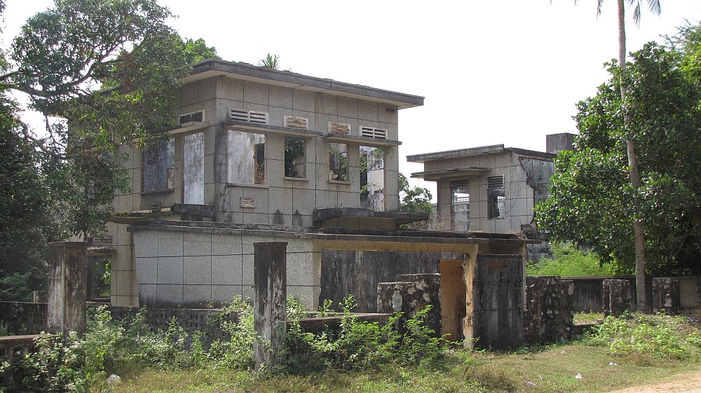 zerstörte Villa in Kep