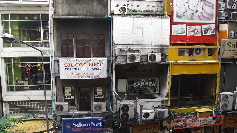 Häuserfassade in der Silom Road