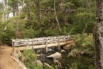 Brücke über dem Wasserfall