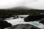 an den Saltos del Petrohué, der Vulkan Osorno wolkenverhangen