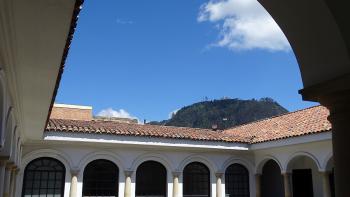 Innenhof im Museo Botero mit Monserrate