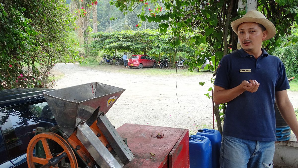 Ruben erklärt den Kaffeekirschenschalenentferner