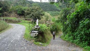 Beginn einer kurzen Wanderung- an der Madonna vorbei gehts los