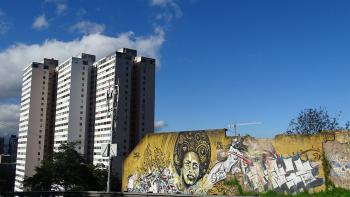 blauer Himmel und Graffiti